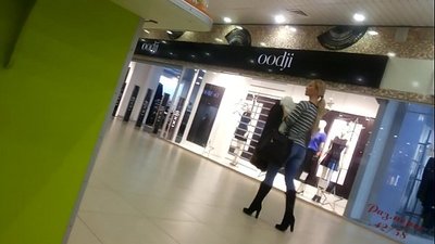 సూపర్ మార్కెట్ లో కూల్ కోడిపిల్ల.